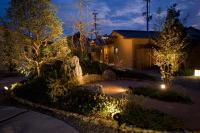 Habitación Superior con zona de tatami con bañera al aire libre y vistas al jardín