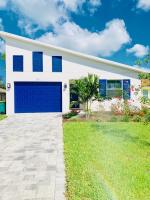 NEW! Perfect Naples - HEATED SALTWATER POOL - B&B