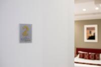 Zimmer mit Kingsize-Bett und Whirlpool