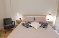 Zimmer mit Kingsize-Bett und Balkon