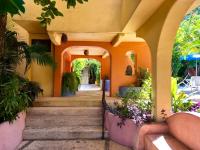 Newer & Roomy w/2 Pools. No Car Needed. Beaches, Restaurants & Shopping W/I walking distance. Taxis and buses abundant for reasonable price if needed - Ferienwohnung