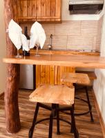 Zimmer mit Kingsize-Bett und Whirlpool