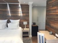 Large King or Twin Suite with Island & Sea View