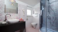 Charming villa Bea with private pool and volleyball - Chambres d'hôtes Koromačno