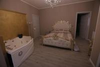 Habitación con cama extragrande y bañera de hidromasaje