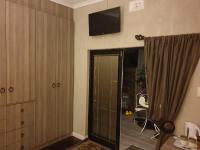 Habitación con cama grande y vistas al jardín