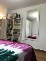 APARTAMENTO ESTUDIO LOFT en el Centro para 3 o 4 Personas Cama doble y sofá cama Check in a partir de las 15 y 30 min pm y check out hasta las 11 y 30 pm con wifi Normalmente No se puede adelantar el check in - B&B