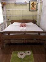 Chambre Lit Queen-Size avec Salle de Bains Commune 