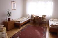 Deze driepersoonskamer heeft een gedeelde badkamer.
