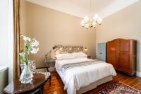 Habitación con cama extragrande.