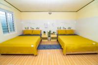 Habitación con cama extragrande.
