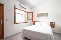 Habitación con cama extragrande y vistas a la montaña