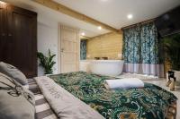 Two-Bedroom Apartment with Mini Jacuzzi, Private Bathroom and Kitchen