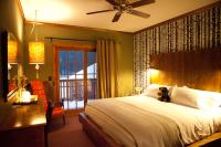 Zimmer mit Kingsize-Bett und Balkon