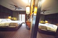 Habitación con cama grande y balcón