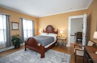 Queen Room (Gold)