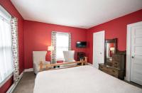 Queen Room (Crimson)