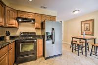 B&B Gulfport - Gulfport Condo with Private Balcony - Walk to Beach! - Bed and Breakfast Gulfport