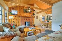 B&B Big Bear Lake - Big Bear Cabin with Deck and Hot Tub Near Resorts! - Bed and Breakfast Big Bear Lake