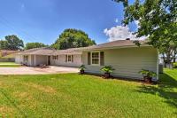 Lakefront Livingston Home with Dock, 1 Mi to Launch! - B&B