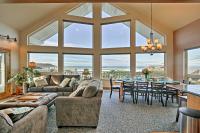 Logan Road Lookout, Lincoln City Home with Game Room - B&B