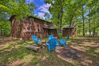 B&B Stephens Gap - Cozy Broken Bow Cabin with Hot Tub - 5 Mins to Lake! - Bed and Breakfast Stephens Gap