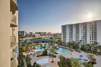 B&B Destin - Modern Resort Condo with Balcony - Walk to Beach! - Bed and Breakfast Destin