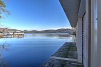 B&B Guntersville - Paradise Cove Cabin with Boathouse and Dock - Bed and Breakfast Guntersville