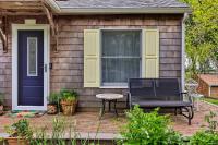 Cute East Hampton Cottage with Patio - Walk to Beach - B&B East Hampton