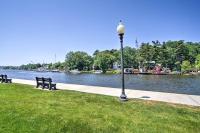 Historic Loft w/ Private Deck, 2 Blocks to Dtwn - Ferienwohnung Saugatuck