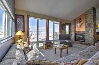 B&B Granby - Granby Condo with Hot Tub Less Than 1 Mi to Ski Slopes! - Bed and Breakfast Granby