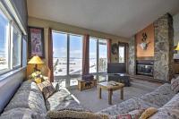 Condo with Private Hot Tub Half-Mi to Granby Ranch! - B&B