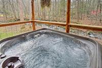 Creekside Cabin w/ Hot Tub in Gatlinburg! - B&B Gatlinburg