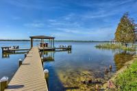 Waterfront Winter Haven Home with Dock and Hot Tub! - Chambres d’hôtes Winter Haven