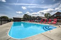 Little Indian Resort Cabin Pool and Walk to Lake! - Ferienwohnung Lampe