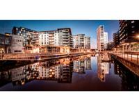 B&B Leeds - Modern Deluxe Leeds Dock Apartment Free Parking - Bed and Breakfast Leeds