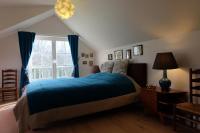 Zimmer mit Kingsize-Bett und Gartenblick. 