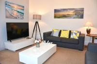 Newquay Escape, 5 spacious ensuite bedrooms & parking- Simplycheckin - B&B Newquay
