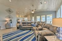 B&B Stingaree - Absolute Beach - Luxe Crystal Beach Home with Deck - Bed and Breakfast Stingaree