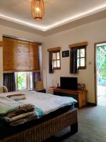 Zimmer mit Queensize-Bett und Gartenblick