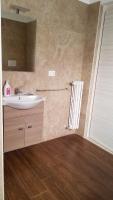 Zimmer mit Kingsize-Bett und Whirlpool