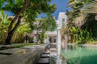 Villa Saffira, Seminyak - Pool, Garden, Rooftop - Walk to Beach and Cafes! - B&B Seminyak