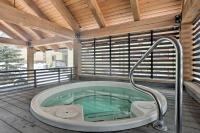 Central Steamboat Condo: Outdoor Hot Tub & Pool! - Chambres d'hôtes Steamboat Springs