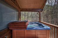 Hidden Springs Cabin with Hot Tub, 2 Mi to Dollywood - Chambres d’hôtes Sevierville