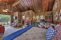 B&B Wimberley - Snuggle Inn Wimberley Cabin with Fire Pit and Deck - Bed and Breakfast Wimberley