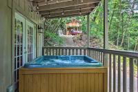 2 Mi to Town! Gatlinburg Chalet w/ Hot Tub - Chambres d'hôtes Gatlinburg