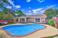 San Antonio Oasis with Hot Tub, Pool and Outdoor Bar! - Bed and Breakfast