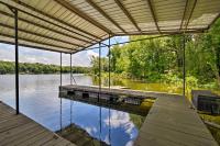 Waterfront Lake Barkley Home with Deck and Fire Pit! - Chambres d’hôtes Cadiz