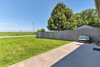 Elwood Townhome with Patio - 7 Mi to Johnson Lake - Chambres d’hôtes Elwood