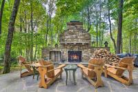 B&B Beech Mountain - Stunning Beech Mountain Cabin with Porch and Hearth - Bed and Breakfast Beech Mountain